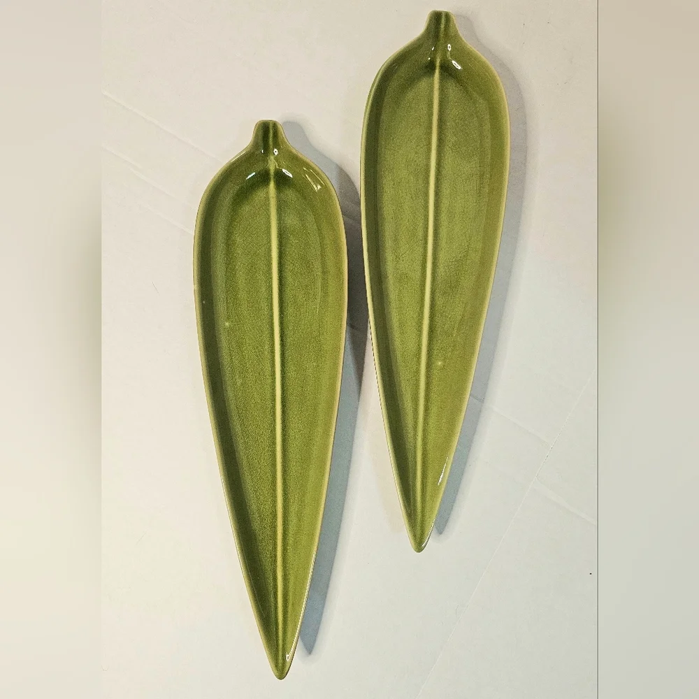 [PIER 1] (2) Vintage Olive/Charcuterie Serving Dishes 🍃🌶 Leaf/Chili Shape